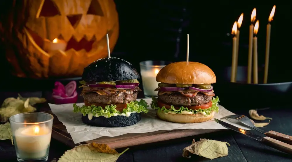 Isti burger u crnoj i u klasičnoj beloj zemički, jedan pored drugog